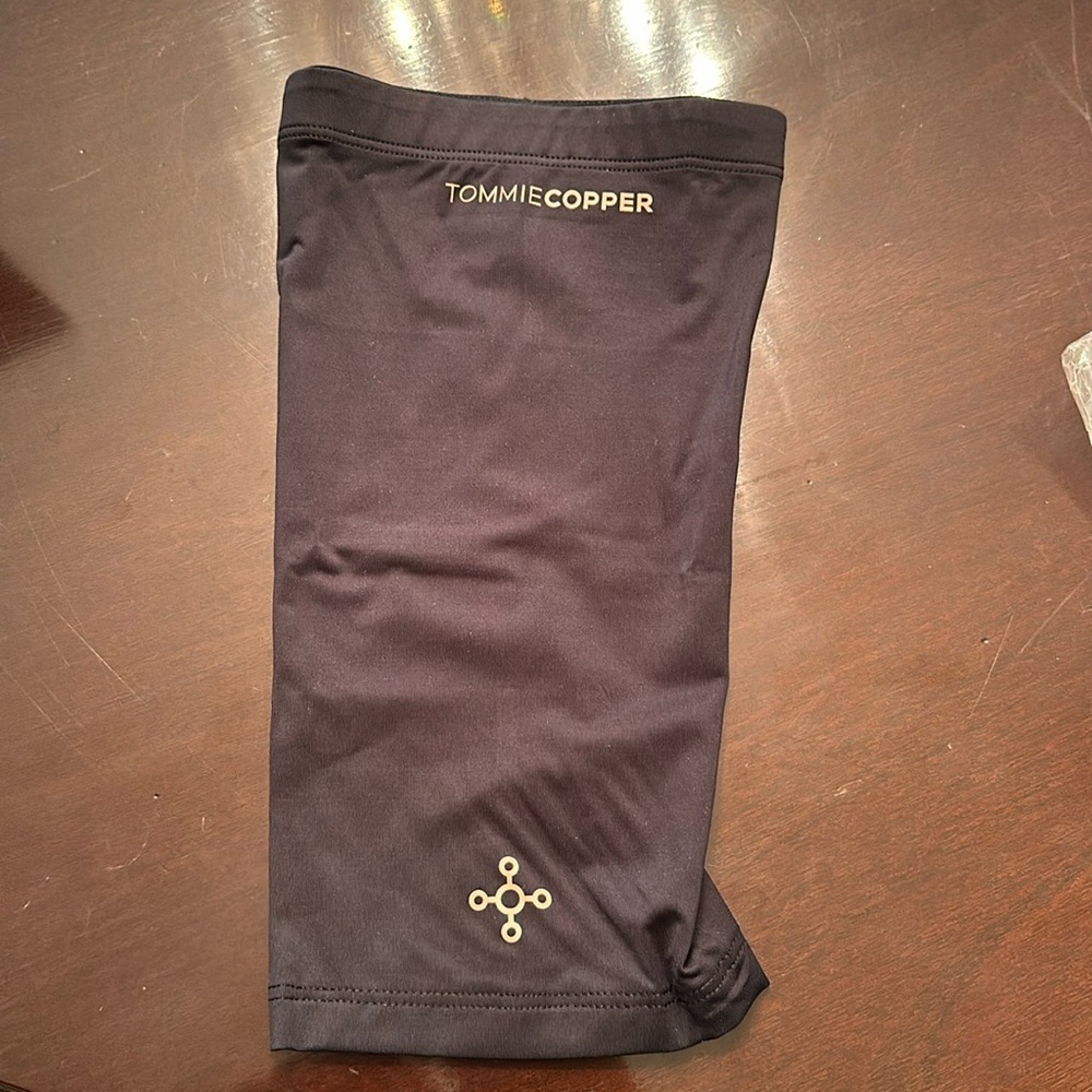 Tommie Copper Men’s Black Recovery Elbow sleeve